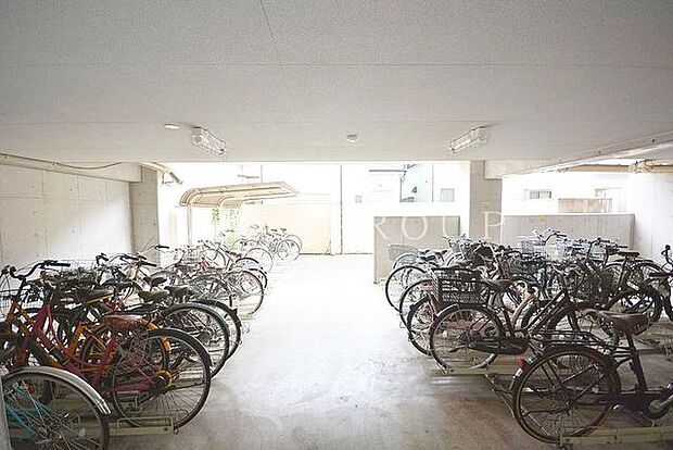 雨から自転車を守ってくれる屋内＆屋根付き駐輪場完備。