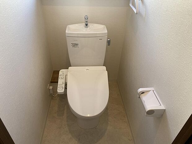 【2階トイレ】新しく洗浄便座付きのトイレに交換しています。