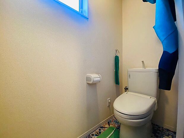 換気と明るさに配慮した小窓付きのトイレは清潔感溢れる空間です。