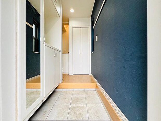 住まいの第一印象を決める玄関スペースは明るさと清潔感を兼ね揃えた空間です。