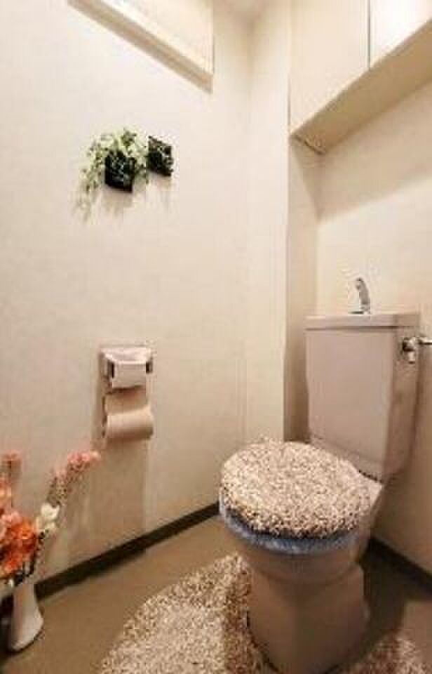 □収納棚のあって清潔感のあるトイレ♪