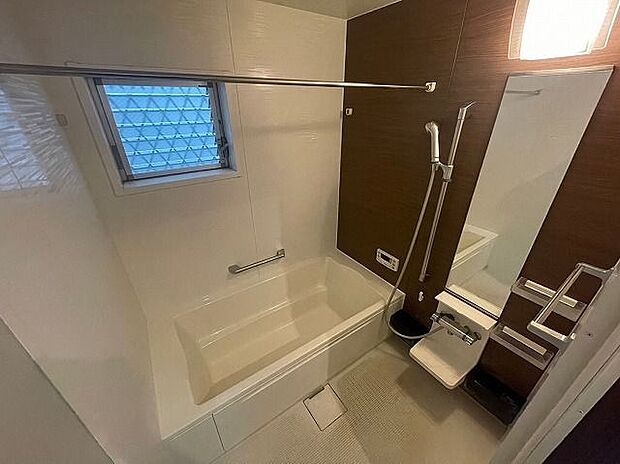□浴室乾燥機完備の浴室。浴槽も広くて窓もあるので、のんびりと…バスタイムが楽しくなりそう♪