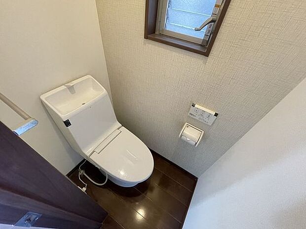 □ウォシュレット完備のトイレ(2F)。白基調で清潔感が溢れますね。