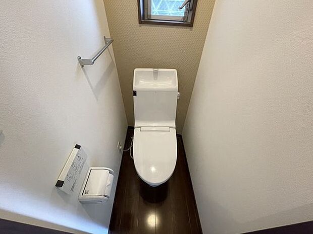 □ウォシュレット完備のトイレ(1F)。白基調で清潔感が溢れますね。