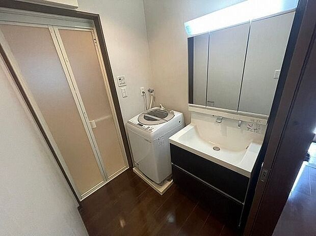 □洗面所はこちら。ワイドサイズの洗面台と、室内洗濯機置場です♪