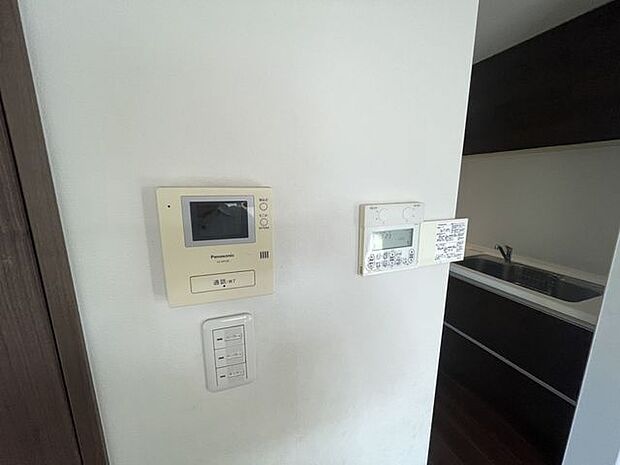 □2階リビングにてモニター付きインターホン、床暖房も完備です。