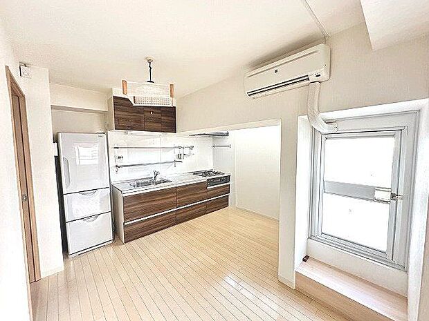 木目調の温かみのあるキッチンです♪吊戸棚付きで収納力もあります！冷蔵庫も高さのあるものでもおけそうですね(^^♪