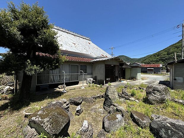敷地広々2738坪！！昭和元年築の古民家。自然たっぷりの田舎暮らしがスタートできるお住まいです。