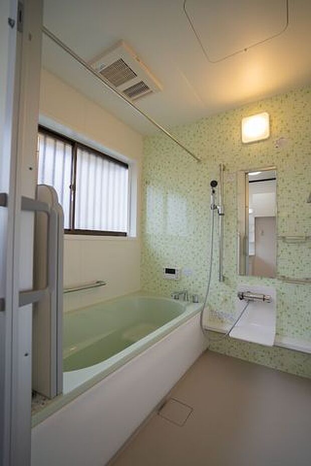 優しいグリーンの色合いが素敵な浴室です♪シャワーは位置の高さを自由に変えられるので便利です♪