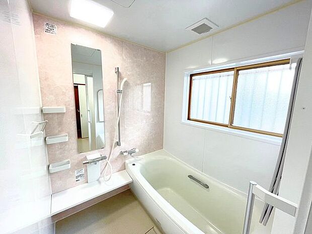 薄いピンクの壁色が可愛らしい浴室です♪また、シャワーは使いやすい位置に調整可能で便利です♪