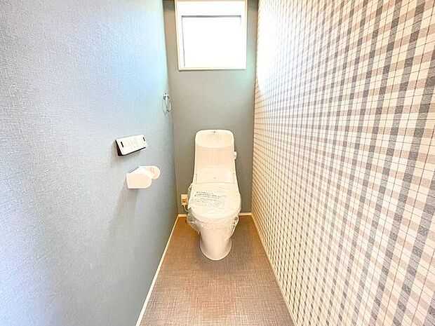 2階トイレもかわいいチェック柄の壁紙です♪
