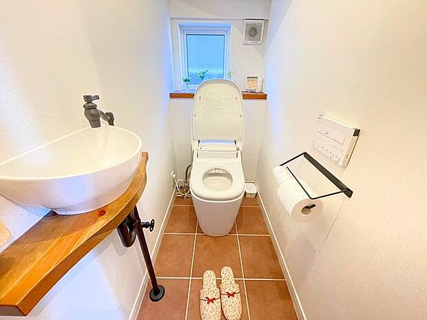 1階トイレは洗面台付きで便利♪また、ペーパーホルダーは一度に2ロールセットできるので、交換する手間が減らせます♪