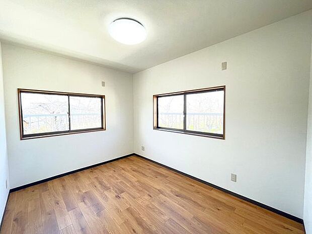 2階6帖の洋室です♪収納スペースがない分、お好きな収納家具を買ってみるのも楽しいですよ♪