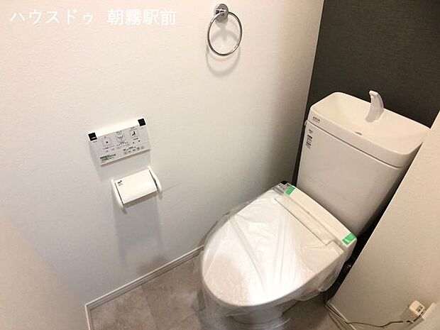 白を基調とした清潔感のあるトイレです。温水洗浄暖房便座で冬でも便座が暖かいですよ♪☆住宅ローン返済額 月々5万円台からご検討いただけます☆大好評自己資金0円プランご紹介可能です♪
