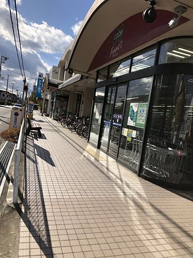 コープ大蔵谷店東野町にあるコープ大蔵谷です。広めの駐車場があり、日用雑貨も取り扱っています。1Fの食品売り場は21:00まで開いているので便利です。 200m