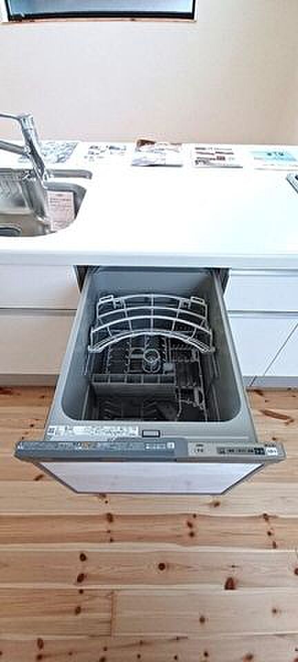 システムキッチンで効率よくお料理できそうですね♪食器洗い乾燥機付きで日々のお手伝いをしてくれます。朝の忙しい時間、夜のゆっくりと過ごしたい時間はお食事後に食洗器に任せれば乾燥まで済ませてくれます。