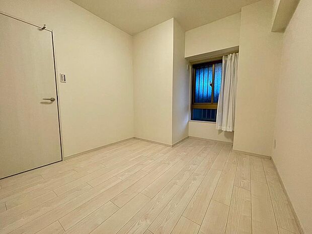 明るい白の壁や床が、部屋全体を明るく照らし、開放感を与えます。お子様のお部屋にも最適です☆