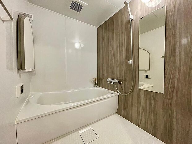 リラックスできる贅沢な浴室です。広々とした浴槽は、忙しい日々の疲れを癒すのに最適です(*^-^*)