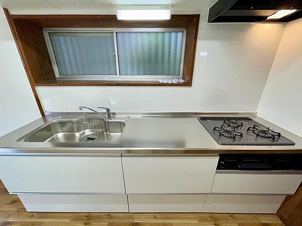 キッチンはシンプルでモダンなデザインでまとめられており、清潔感があります(*^^*)