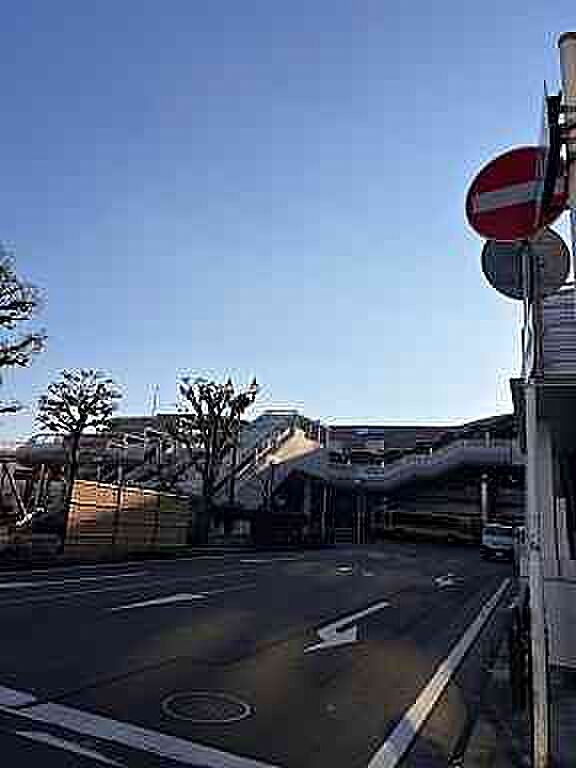 2023年12月撮影です。小田急線秦野駅です。車、バス、タクシーロータリーもあります。