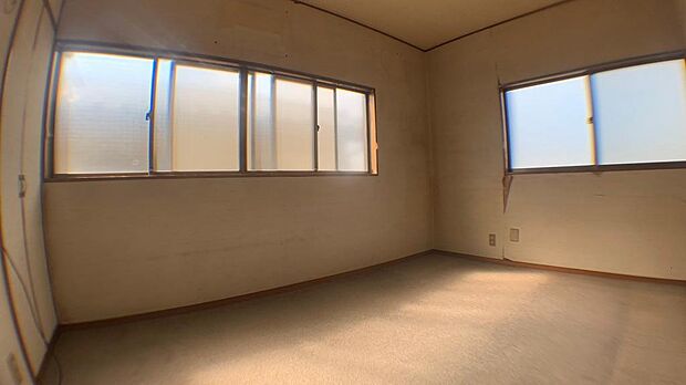 ２階６畳の洋室は、２面窓になっておりますので、日当たりも良好です。お子様の成長に合わせて、お部屋のレイアウト変更が可能なシンプルな仕様となっております。