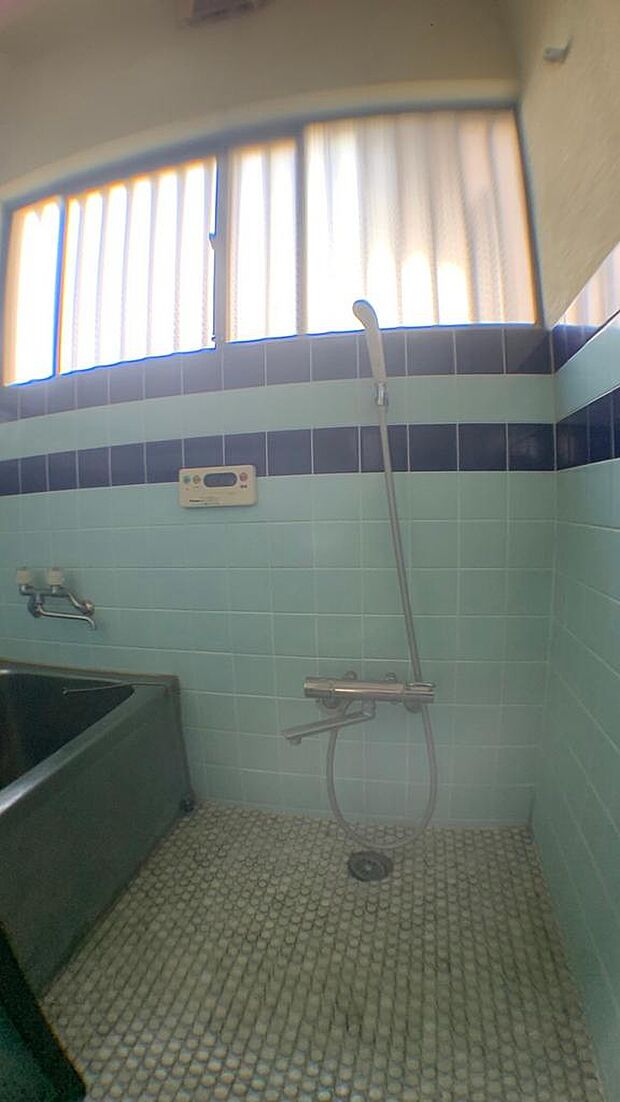 ブルーのタイルが印象的な浴室は、清潔感があります。換気のできる窓が完備されておりますので、湿気がこもることなくお使い頂けます。