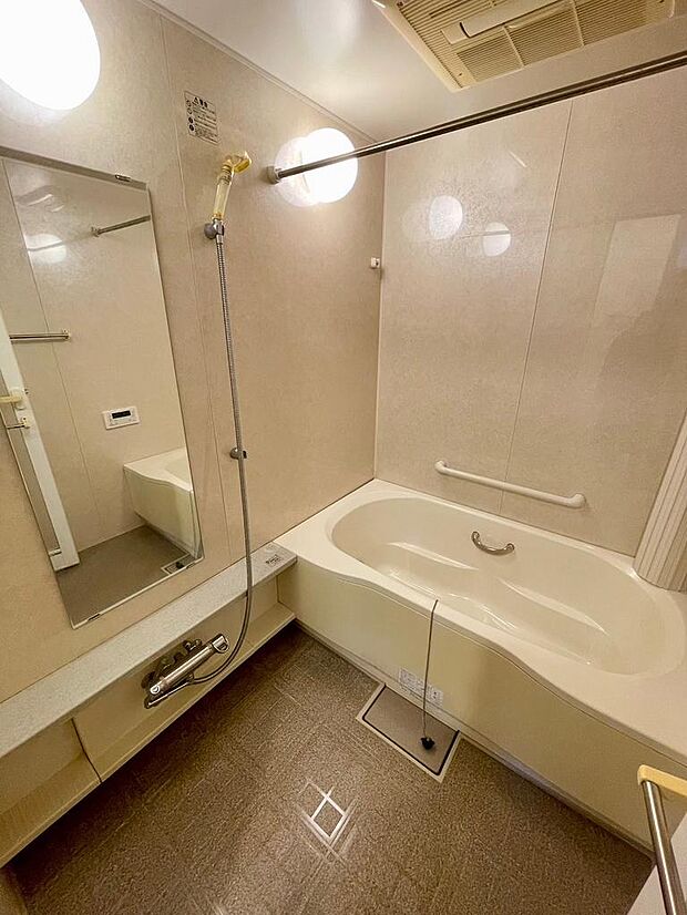 白い壁が清潔感漂わせる浴室です(*^▽^*)心身をリフレッシュする贅沢なバスタイムを演出してくれます。