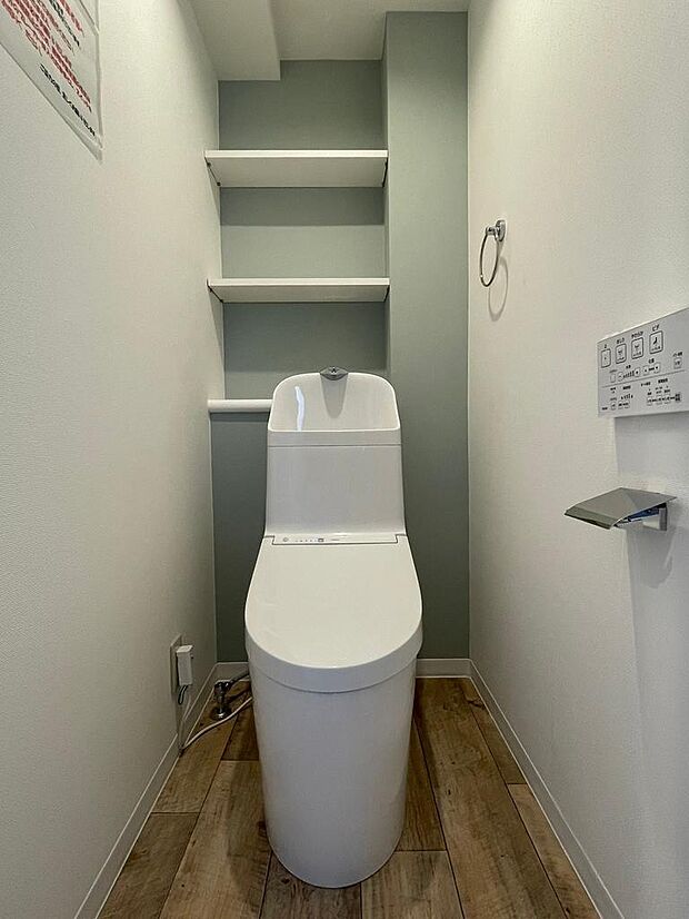 リノベーションしたての清潔感溢れるトイレです♪便器の両サイドは白く背面は少しダーク味を入れていて野暮ったくならないデザインに床が木目とどこか安心感のあるトイレです♪