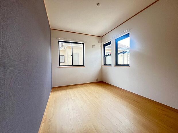 2階4.5畳の洋室は収納スペースも設けており、シンプルな間取りになっておりますので、お子様部屋としての活用もおすすめです。お子様の成長合わせて、レイアウトアレンジが可能！