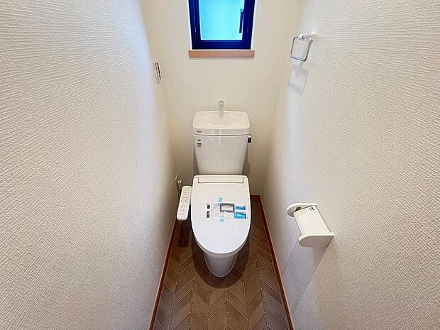2階トイレスペースも1階トイレ同様に新品交換済みです。こちらも小窓がついておりますので、臭気がこもりがちなトイレの換気も可能です。
