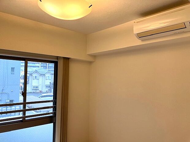 エアコン付き洋室です♪窓もあり日当たりが良好なことに加えてエアコンで温度調節もバッチリなので体調管理が上手くできますね♪