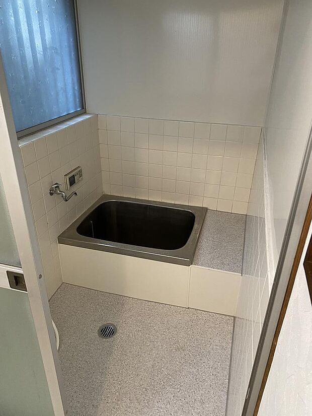 浴室もリノベ済みになっておりますので、綺麗な状態でお使い頂けます。白を基調とした清潔感のある印象を与えます。窓付きになりますので、湿気がこもりがちな浴室の換気も、十分に行えるようになっております。