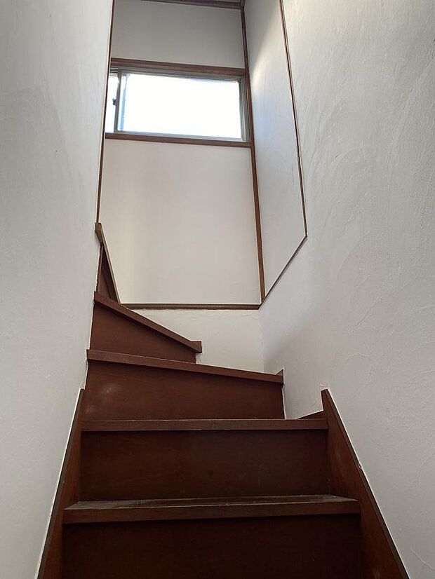 ２階への階段の段幅は低めで緩やかになっておりますので、お子様やご年配のご家族様のご利用の際も安心です。室内は白を基調としておりますので、階段下の飾り窓の採光で室内をより明るい印象をもたらしてくれます。