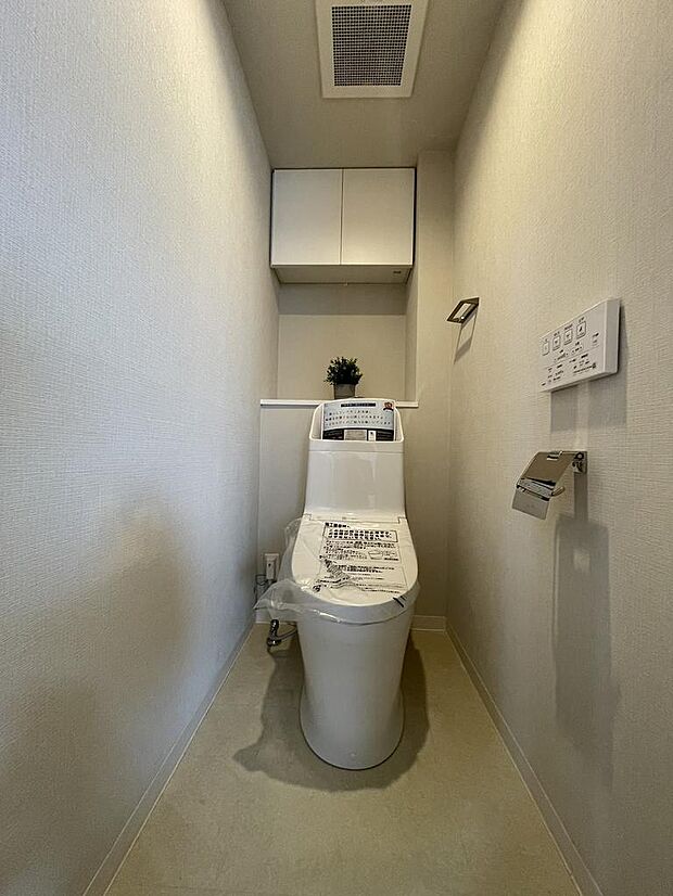 ホワイト基調で清潔感のあるトイレになります。温水便座機能付き、収納棚付きと設備充実しています。また、ランク一体型トイレで、コンパクトかつオシャレなトイレとなっています。