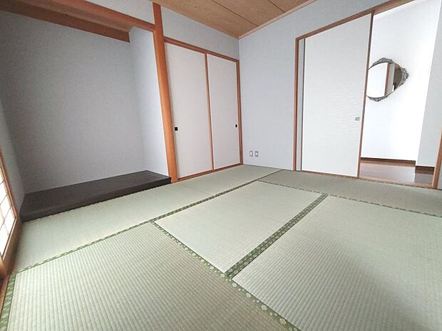 リビング横の南側から採光のある和室6帖。畳も表替え済、床の間、押入れ。畳は癒されます