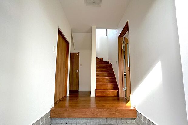 広い空間のある玄関は、出入りの激しい時でも動きやすいです　玄関写真（2023/5/26）撮影