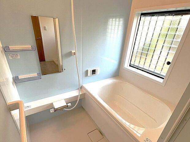 浴室湿気がたまりやすく、換気扇だけではどうしてもカビが出やすいです。窓があるだけでお風呂のカビのお掃除がラクラク♪　　　　風呂写真（2023/5/26）撮影