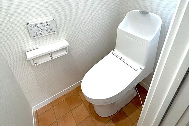 ずっといたくなるほどきれいな清潔感のあるトイレ♪温水洗浄便座、その他機能付き♪　　　　　　　　　トイレ写真（2023/5/26）撮影