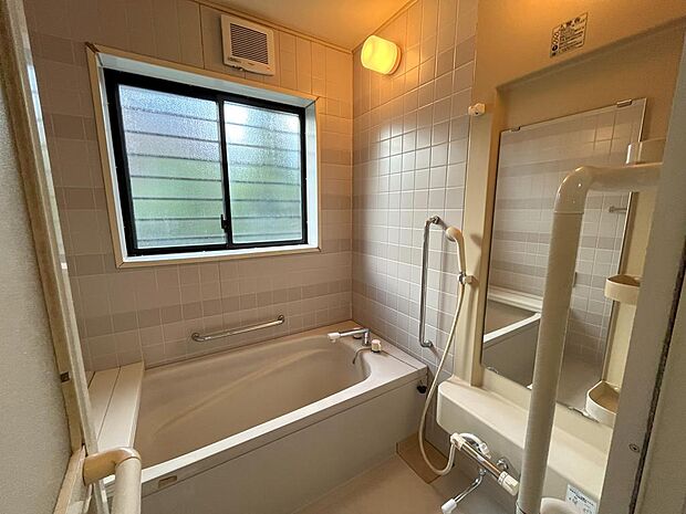 浴室に窓があるので、換気しやすく防カビ対策がしやすいです（1階部分）