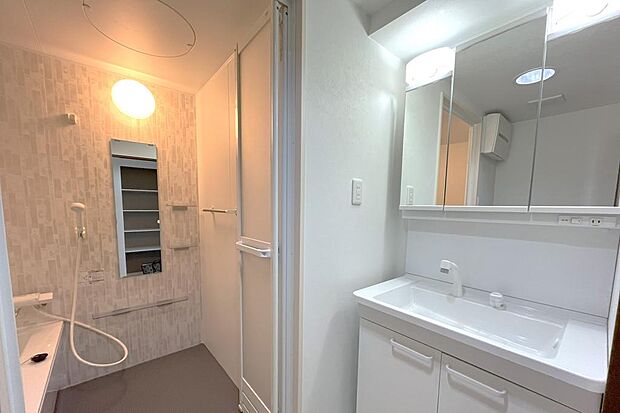 高級感あふれるシャワー付き洗面化粧台です。室内（2023年12月）撮影