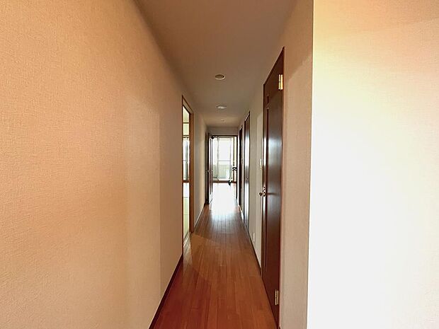 玄関から見る廊下は、リビングのベランダまで一直線で暗くなりがちな廊下も明るい！