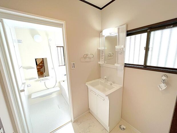 高級感あふれるシャワー付き洗面化粧台です。室内（2024年1月）撮影