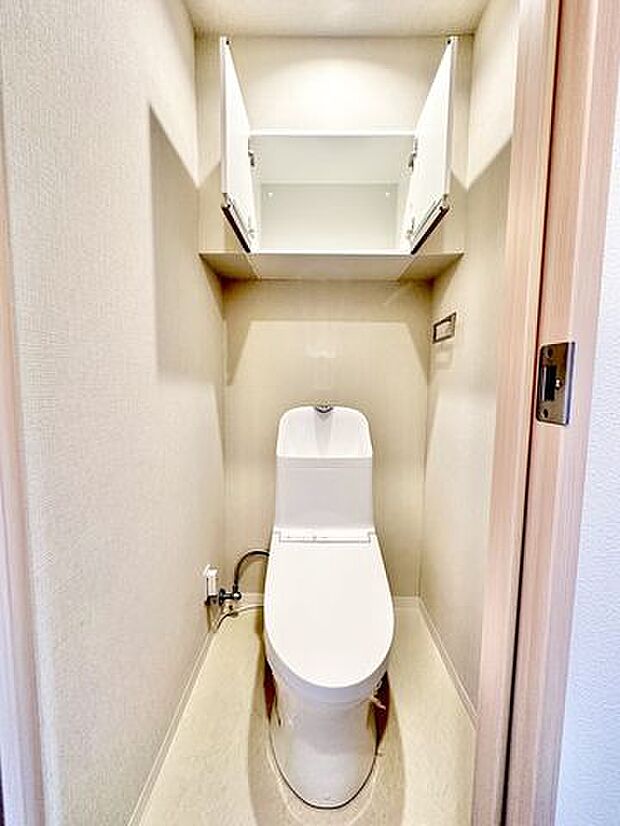 トイレには便利な収納棚が設置されています。