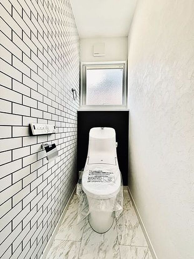 オシャレな壁紙のトイレですね♪温水洗浄便座です。