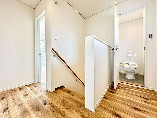 トイレはもちろん温水洗浄便座♪2階フロアも丁寧にリフォームされております♪