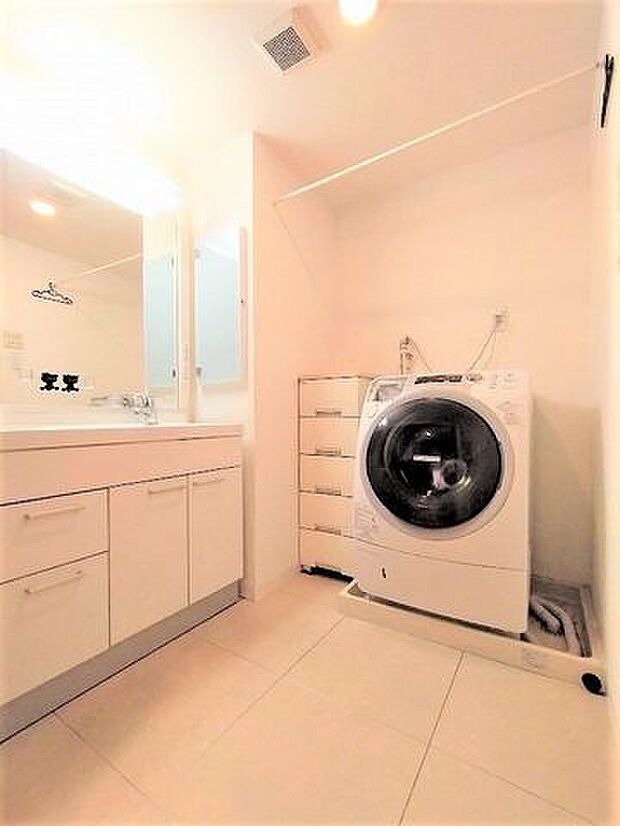ドラム式洗濯機も置けるゆったりスペース