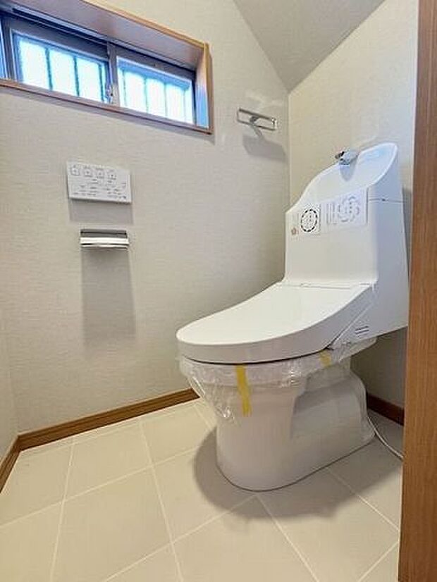 白でまとめられた明るいトイレは、清潔感があって気持ちの良い空間です