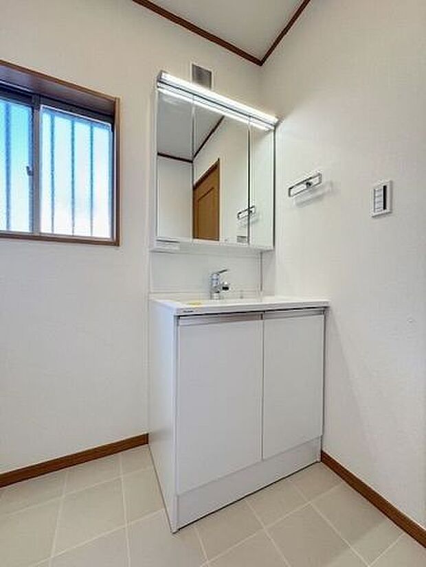 鏡の裏・洗面台下には収納スペースを標準装備！