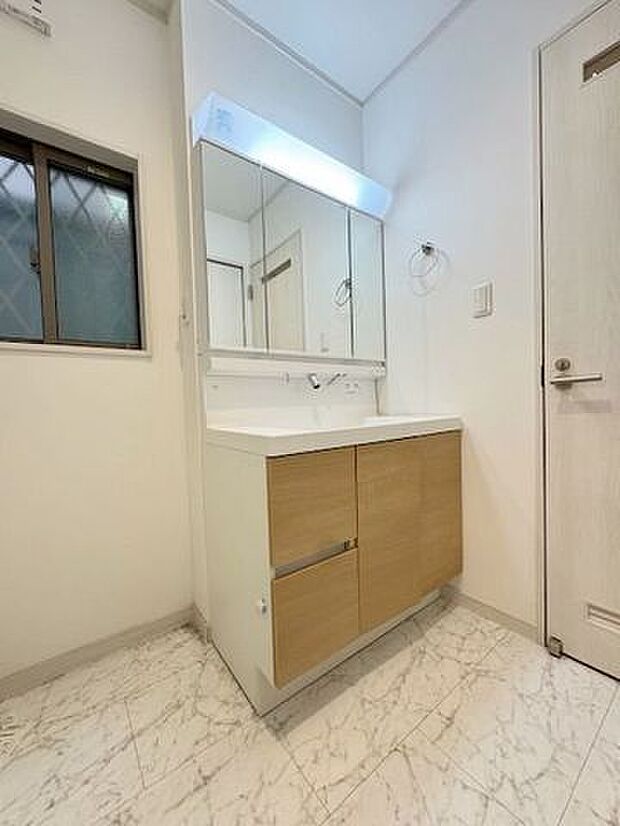 鏡の裏・洗面台下には収納スペースを標準装備！