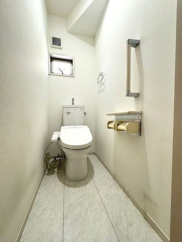 1階トイレ　白を基調とした清潔感のあるトイレ